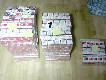 Ţigări de contrabandă, confiscate de către poliţişti
